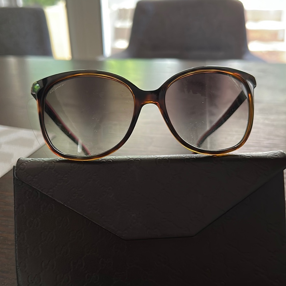 LIKE NEW! Never worn Gucci sunglasses with case.